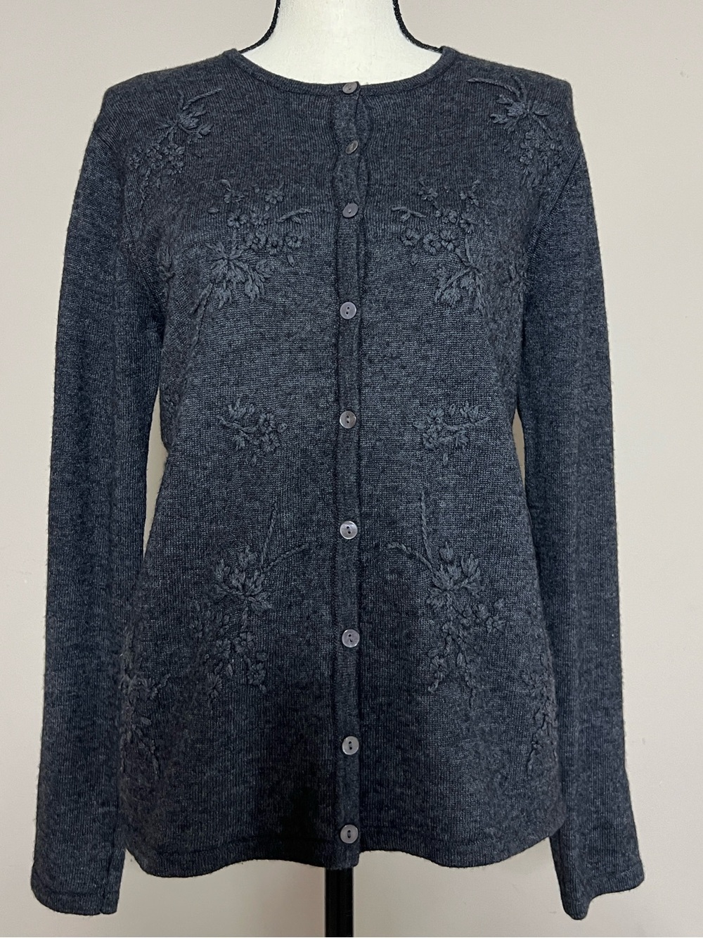 ☕️🐭⬆️🐺Croft and Barrow Charcoal Gray Floral Embroidered Button-Front Cardigan